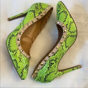 WILD DIVA GREEN CROC PUMPS.  NEW.
